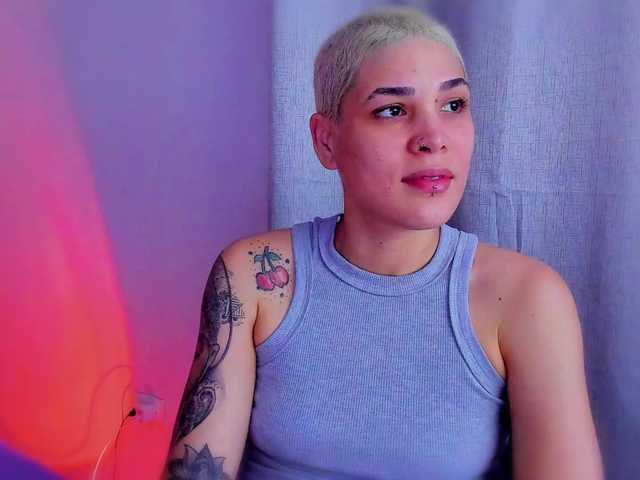 LauraR's BongaCams show and profile