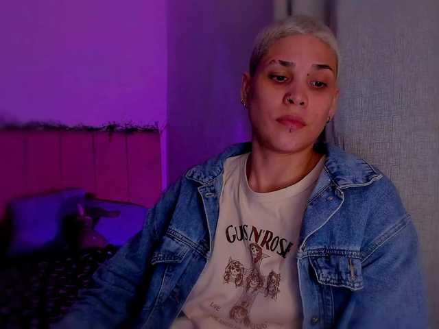 LauraR's BongaCams show and profile