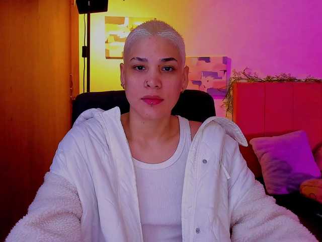 LauraR's BongaCams show and profile