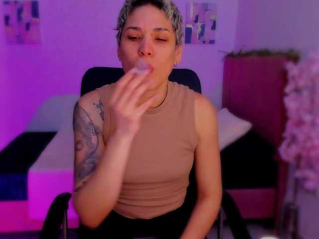 LauraR webcam bongacams model stream image