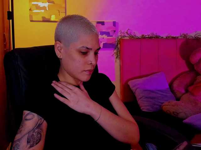 LauraR's BongaCams show and profile