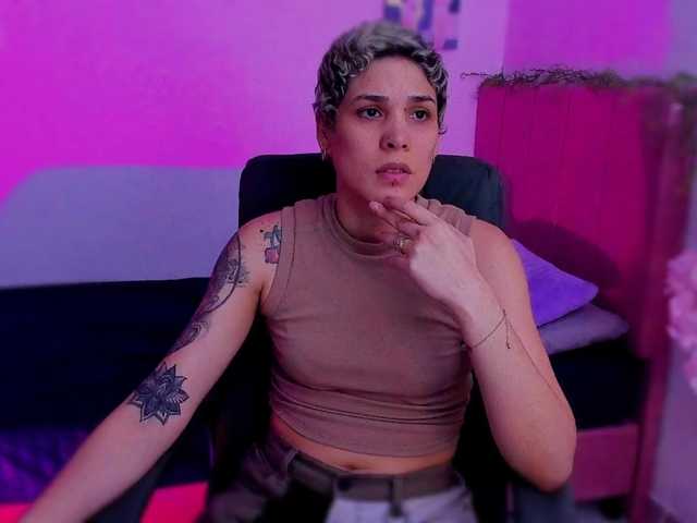 LauraR webcam bongacams model stream image