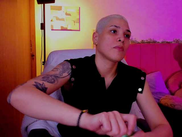 LauraR's BongaCams show and profile