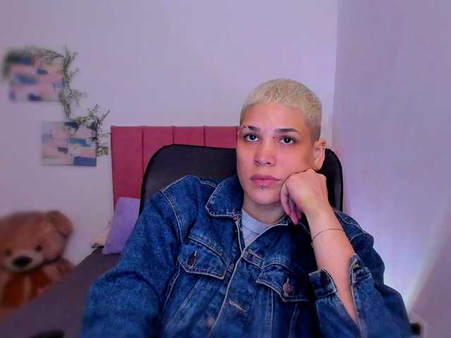 LauraR's BongaCams show and profile