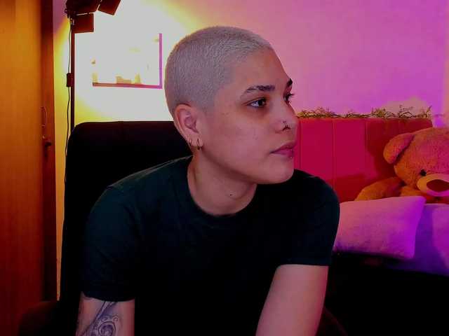 LauraR's BongaCams show and profile