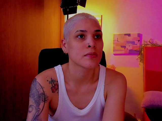 LauraR's BongaCams show and profile