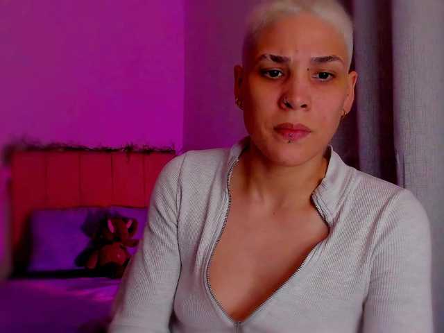 LauraR's BongaCams show and profile