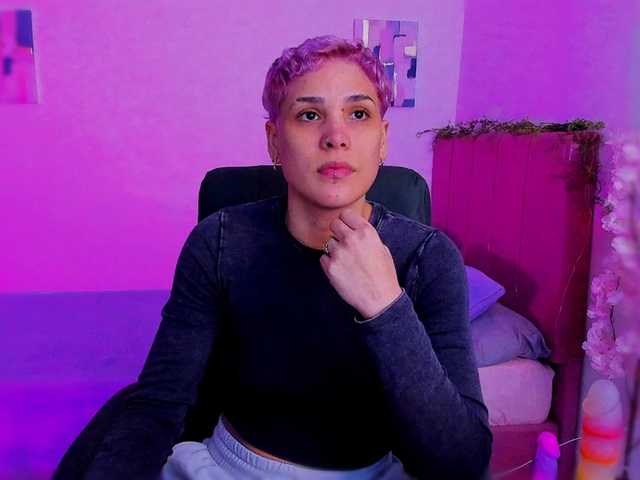 LauraR's BongaCams show and profile