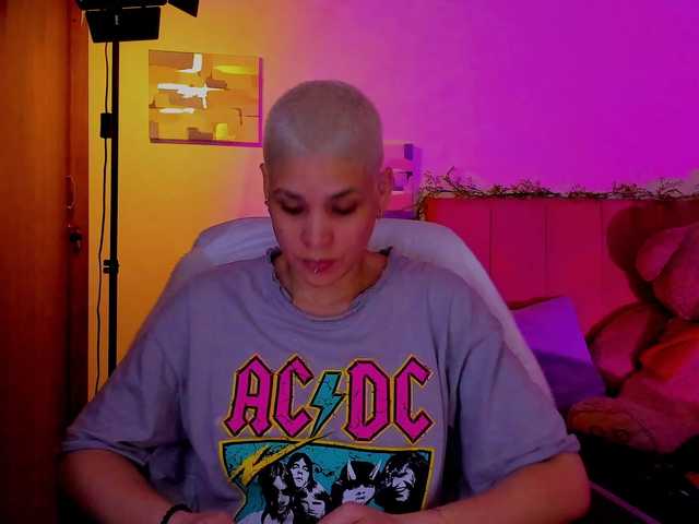 LauraR's BongaCams show and profile