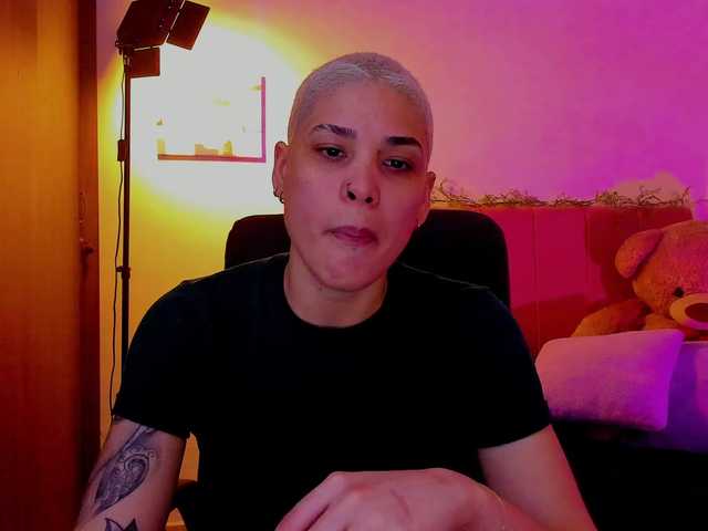 LauraR's BongaCams show and profile