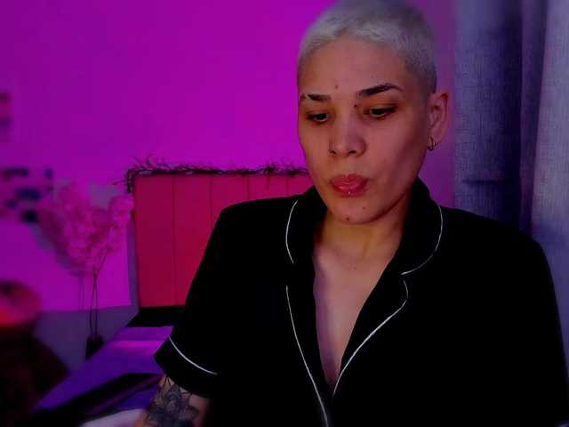 LauraR's BongaCams show and profile