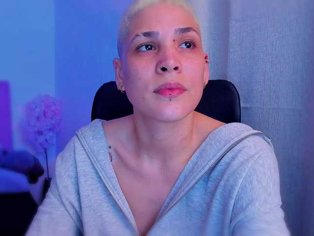 LauraR's BongaCams show and profile