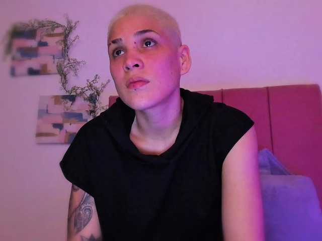 LauraR's BongaCams show and profile