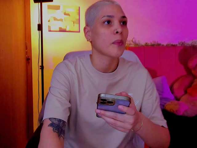 LauraR's BongaCams show and profile