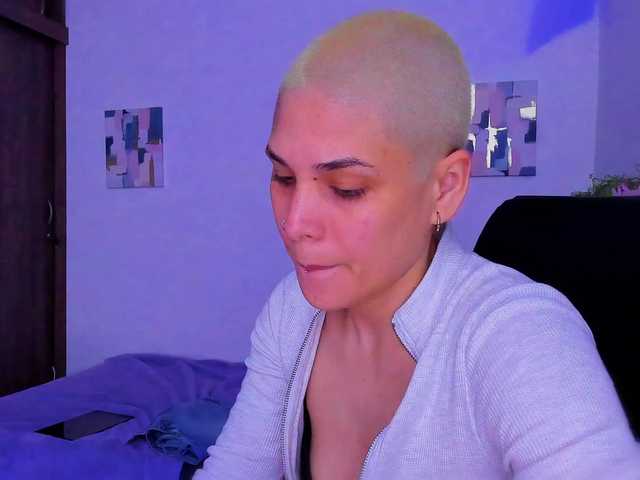 LauraR's BongaCams show and profile