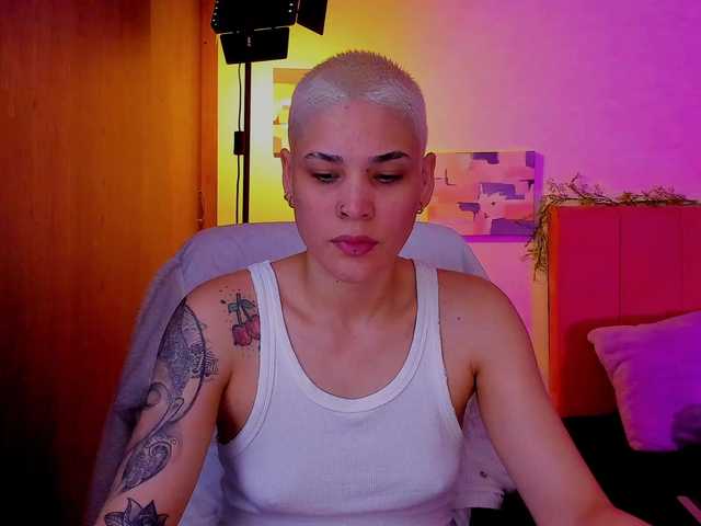 LauraR's BongaCams show and profile