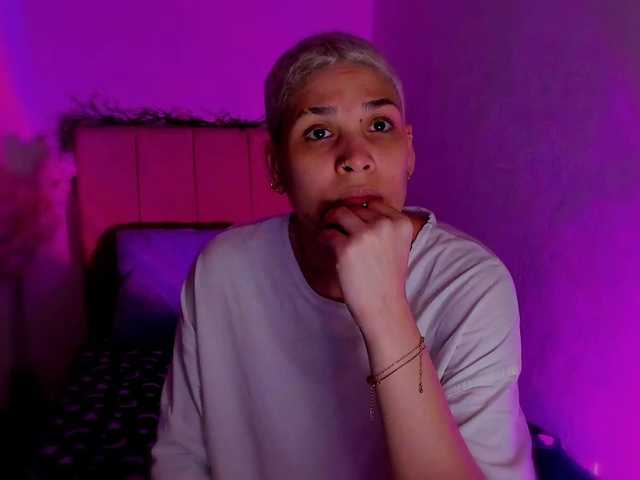 LauraR's BongaCams show and profile