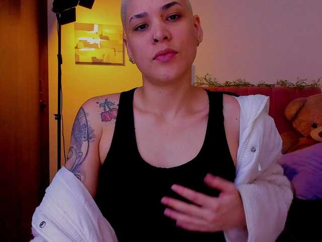 LauraR's BongaCams show and profile