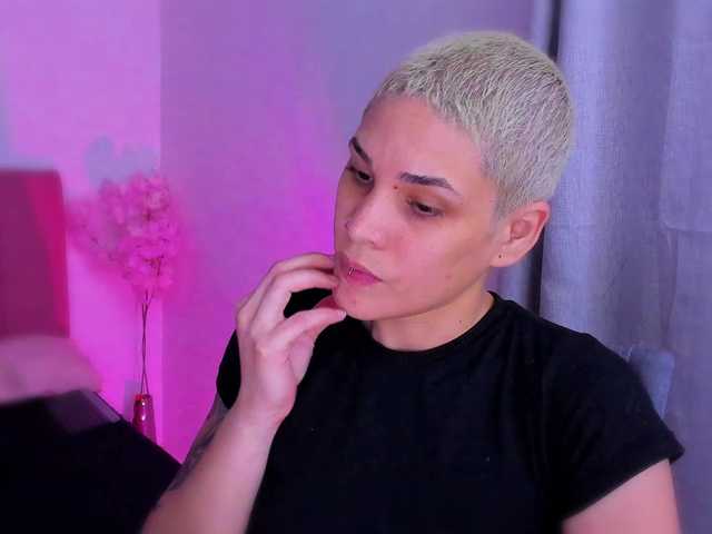 LauraR's BongaCams show and profile