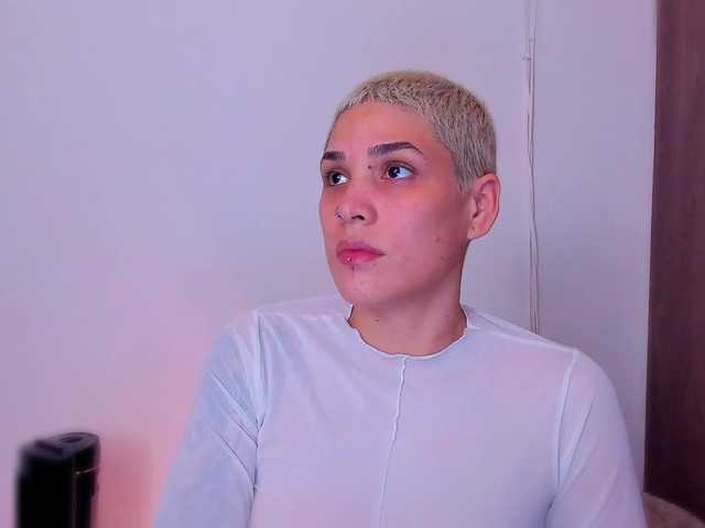 LauraR's BongaCams show and profile