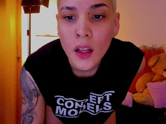 LauraR's BongaCams show and profile