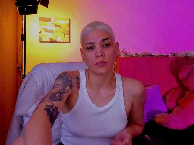 LauraR Live Webcam on BongaCams