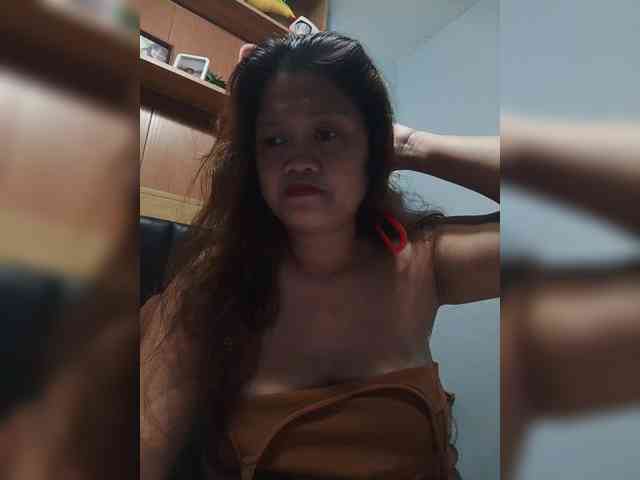 Hotnwetmama4u webcam