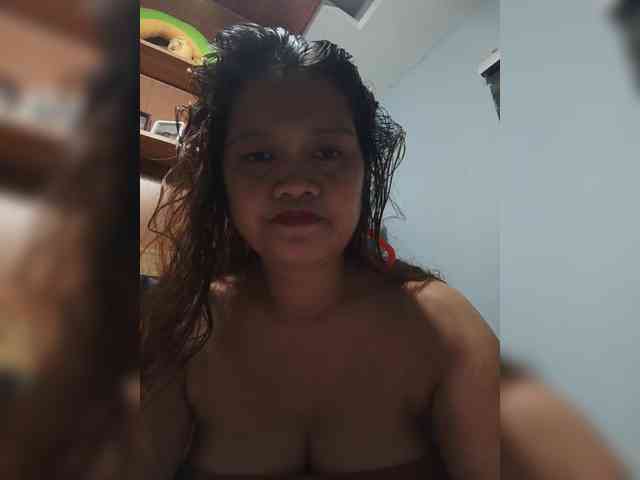 Hotnwetmama4u webcam