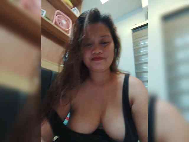 Hotnwetmama4u webcam