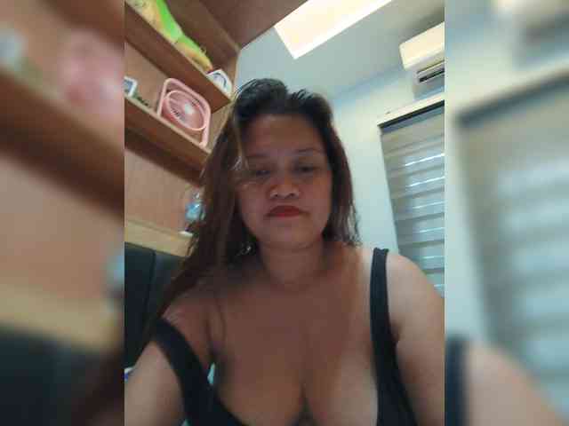 Hotnwetmama4u webcam