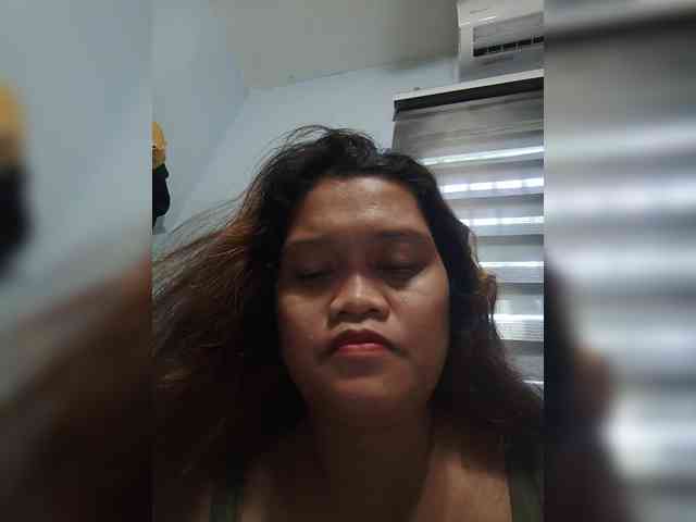 Hotnwetmama4u webcam