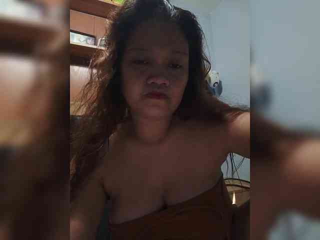 Hotnwetmama4u webcam