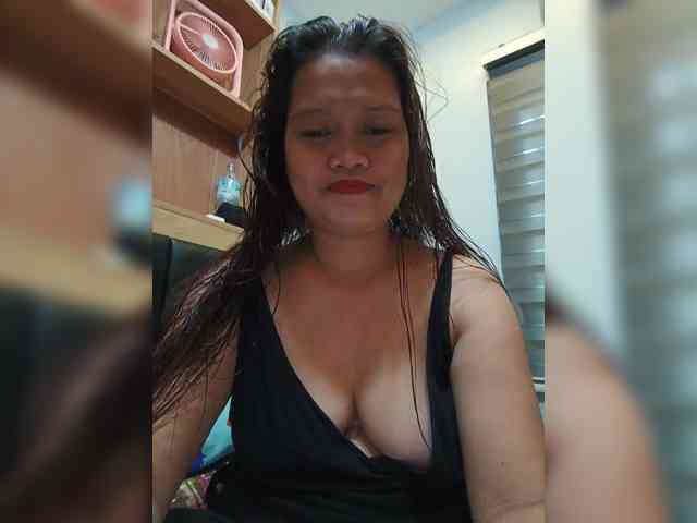 Hotnwetmama4u webcam