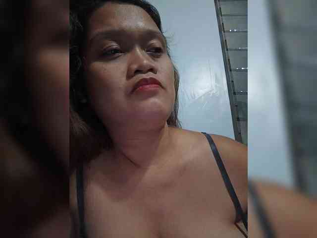 Hotnwetmama4u webcam