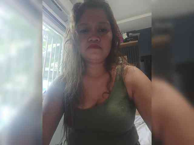Hotnwetmama4u webcam