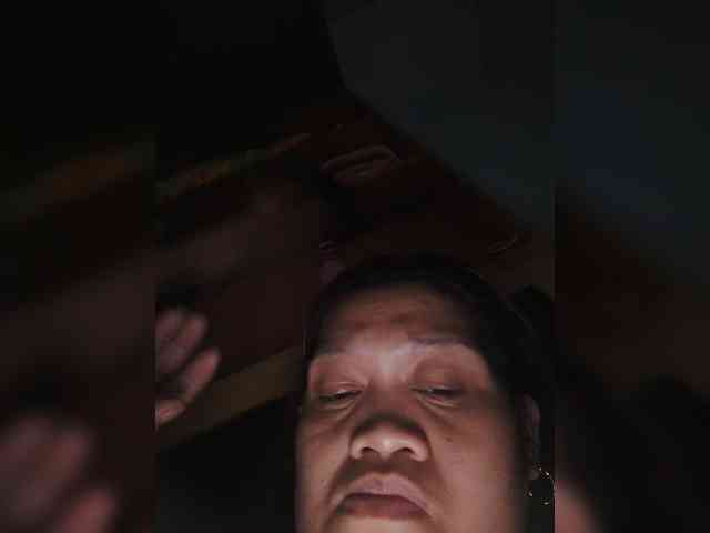 Hotnwetmama4u webcam