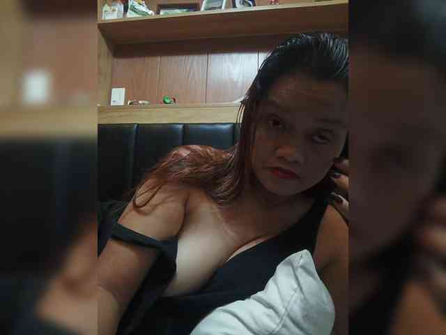 Hotnwetmama4u webcam