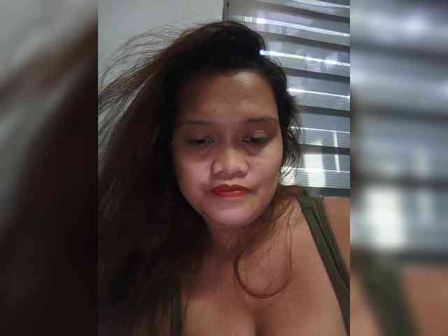 Hotnwetmama4u webcam