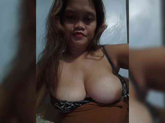 Hotnwetmama4u webcam