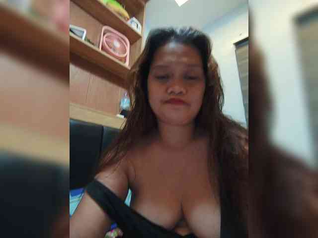 Hotnwetmama4u webcam