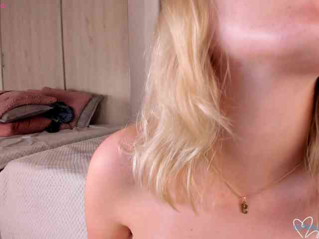 MaiaCollins webcam