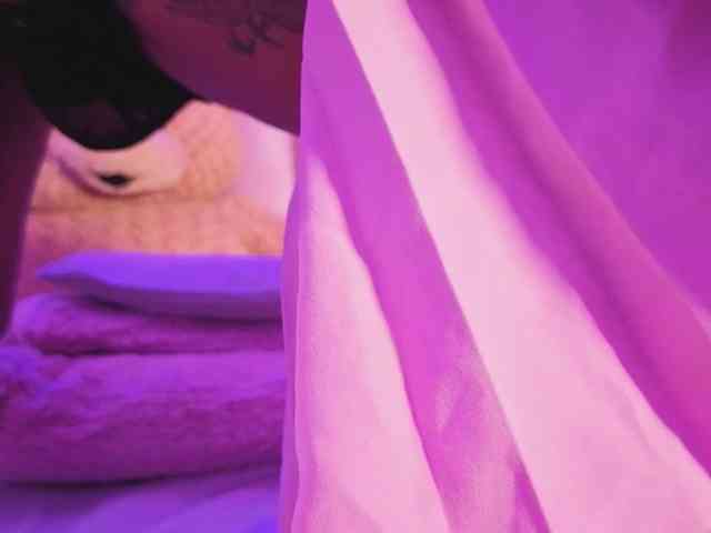 NAHOMII-BROWN webcam