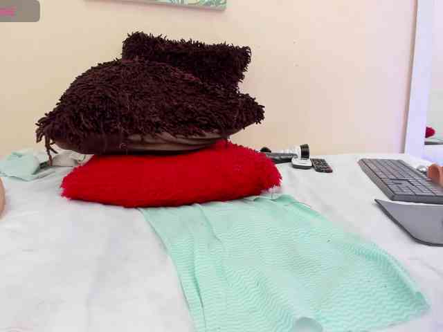 NAHOMII-BROWN webcam
