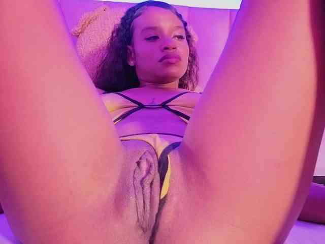 NAHOMII-BROWN webcam