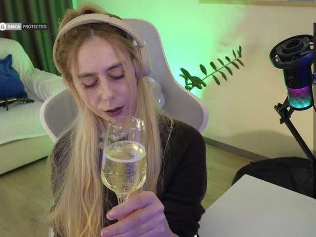 -Light-Fury-'s BongaCams show and profile