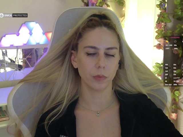 -Light-Fury-'s BongaCams show and profile