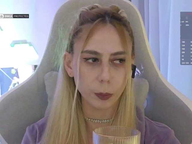 -Light-Fury-'s BongaCams show and profile