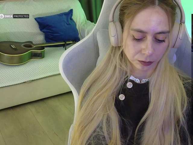 -Light-Fury-'s BongaCams show and profile