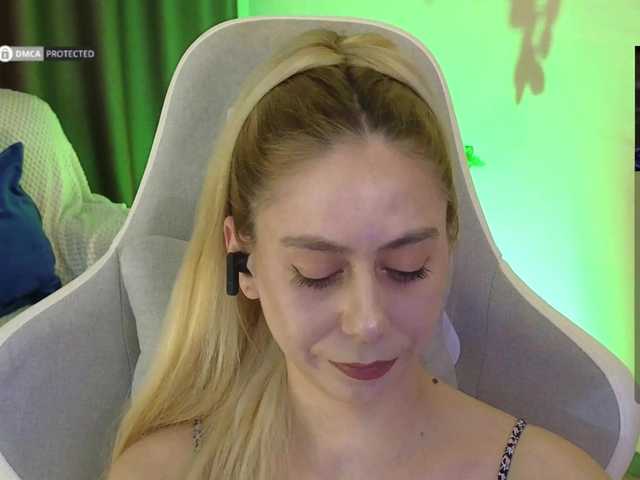 -Light-Fury-'s BongaCams show and profile