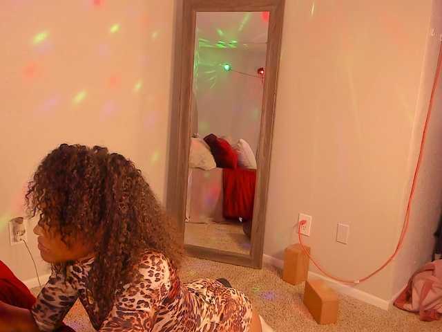 Yiauana's BongaCams show and profile